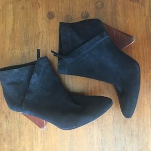 Vince Camuto Black Suede Ankle Zipper Bootie sz 11